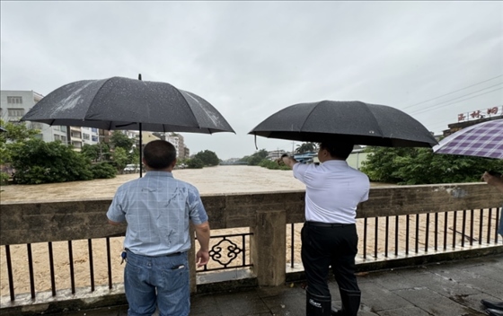 工作組在防汛一線(xiàn)開(kāi)展工作。受訪者供圖