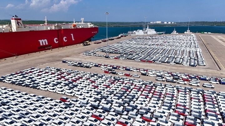 這是2024年3月28日拍攝的斯里蘭卡漢班托塔港（無(wú)人機(jī)照片）。漢班托塔港是中斯共建“一帶一路”重點(diǎn)合作項(xiàng)目，位于斯里蘭卡南端，是一座綜合性人工深水海港，許多往來(lái)亞洲、歐洲、非洲的貨船在此經(jīng)過(guò)。新華社記者 徐欽 攝