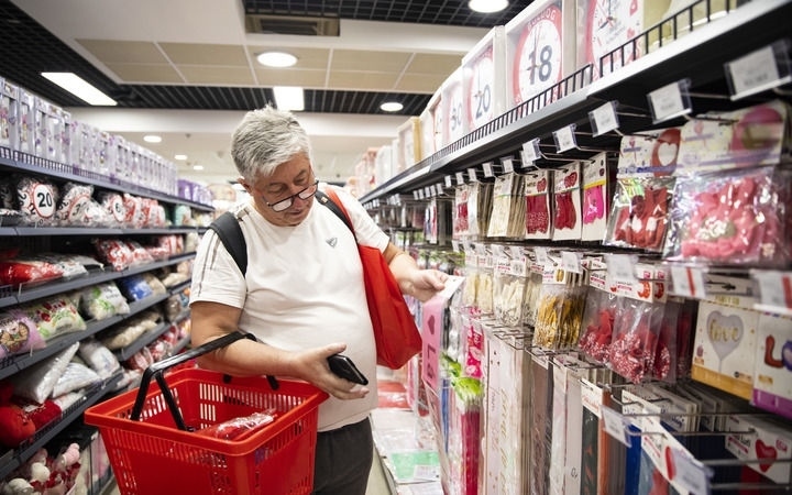 2024年4月29日，在匈牙利布達(dá)佩斯，一名男子在中歐商貿(mào)物流合作園區(qū)的中國(guó)商品交易展示中心內(nèi)購(gòu)物。中歐商貿(mào)物流合作園區(qū)是中國(guó)在歐洲地區(qū)建設(shè)的首個(gè)商貿(mào)物流型境外經(jīng)貿(mào)合作區(qū)，也是集商貿(mào)展示與交易、物流運(yùn)輸與倉(cāng)儲(chǔ)、產(chǎn)業(yè)投資與合作功能于一體的中歐企業(yè)雙向互動(dòng)平臺(tái)。新華社記者 張帆 攝