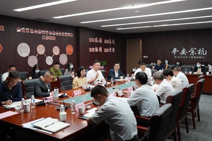 由浙江省信訪局和相關(guān)部門負(fù)責(zé)人組成的下訪團(tuán)在杭州市余杭區(qū)社會治理中心接待來訪群眾。新華社記者 翁忻旸 攝