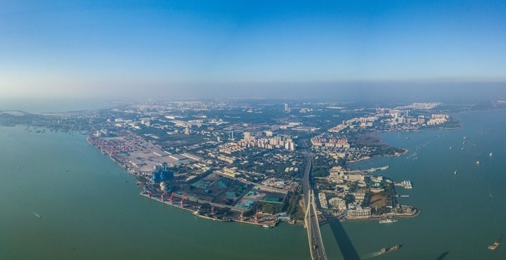 海南自貿(mào)港重點(diǎn)園區(qū)——洋浦經(jīng)濟(jì)開(kāi)發(fā)區(qū)（2023年12月31日攝，無(wú)人機(jī)全景照片）。新華社記者 蒲曉旭 攝