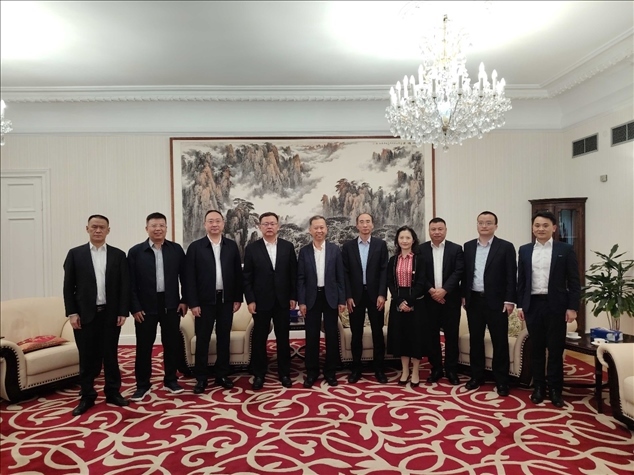 中國駐瑞典大使崔愛民（左五）會(huì)見中國中鐵股份有限公司總裁陳文健一行并合影。中國駐瑞典大使館供圖