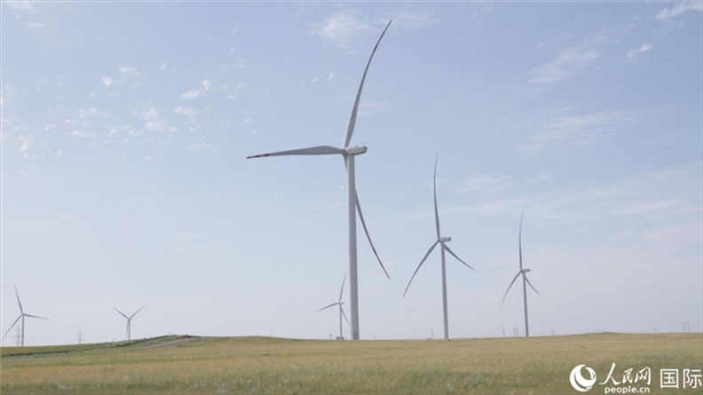 阿克莫拉州風(fēng)電項(xiàng)目群風(fēng)機(jī)。 人民網(wǎng)記者 葛泰佚攝