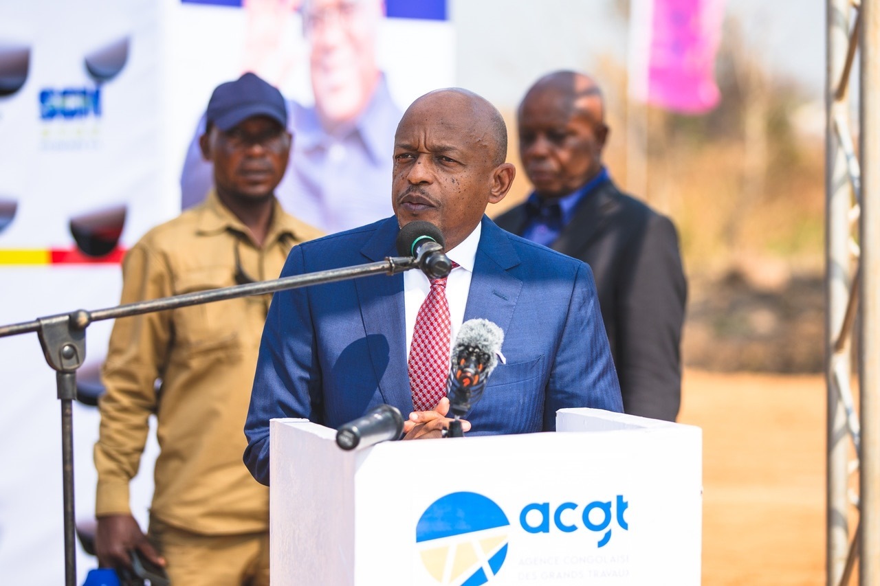 剛果（金）國務(wù)部長兼基礎(chǔ)設(shè)施和公共工程部長穆武尼在開工儀式上致辭。中鐵資源集團供圖