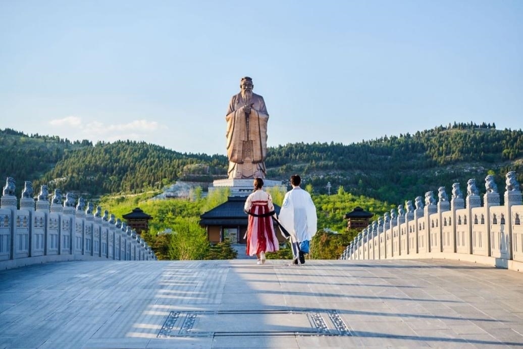 游客漫步尼山圣境領(lǐng)略古脈綿長(zhǎng)。人民網(wǎng) 喬姝攝