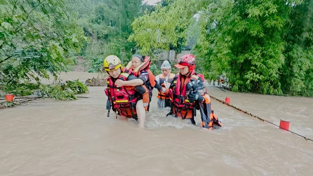 在忠縣，救援人員正在轉(zhuǎn)移受災(zāi)群眾。新華社發(fā)