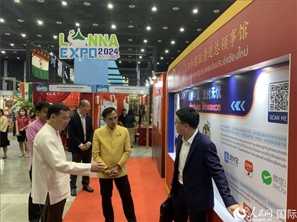 7月9日，中國駐清邁總領(lǐng)事陳海平與清邁副府尹威拉蓬等共同參觀以“暢游中國、支付無憂”為主題的中國展位。人民網(wǎng)記者章念生攝