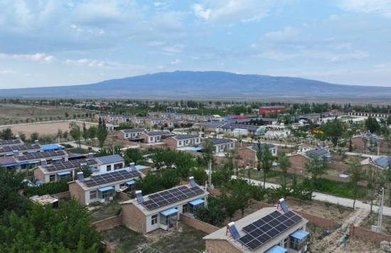 紅寺堡區(qū)新集村屋頂上的光伏板。新華社發(fā)（康國(guó)慶 攝）