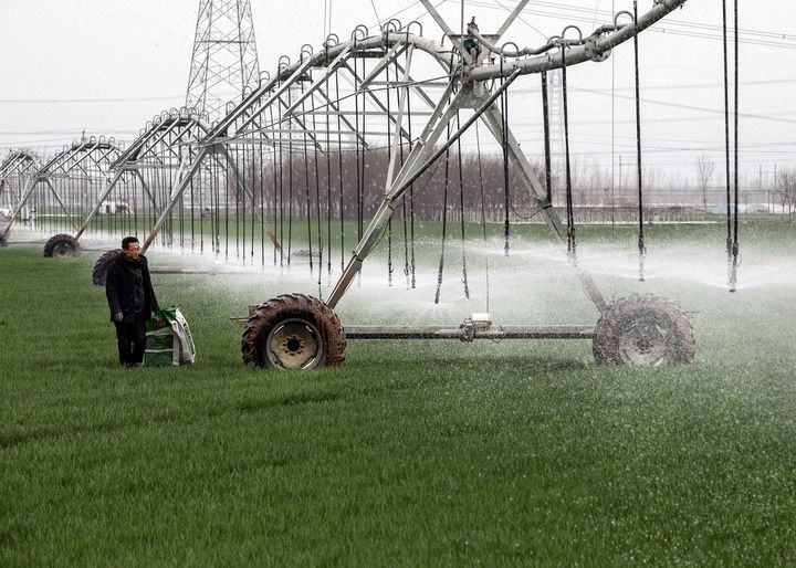 2024年3月18日，在河南省焦作市博愛縣孝敬鎮(zhèn)東原莊村瑞輝家庭農(nóng)場，村民使用全自動指針式噴灌機(jī)進(jìn)行澆灌作業(yè)。新華社發(fā)（程全攝）