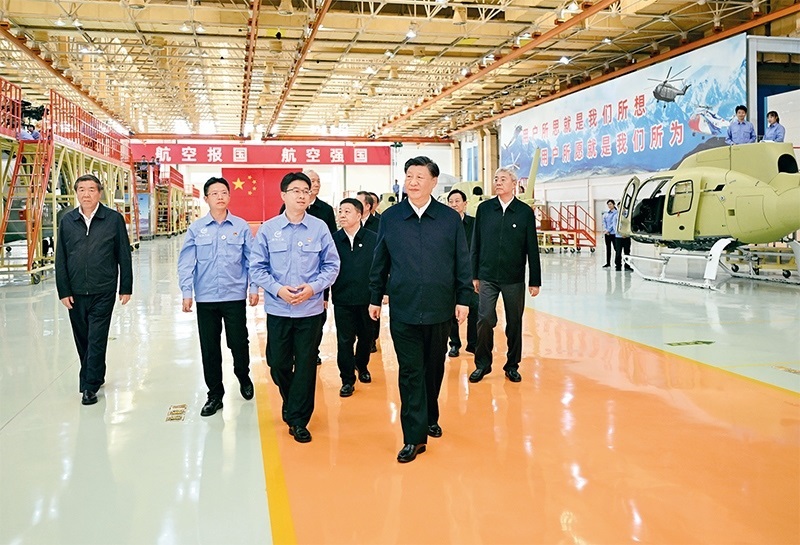 2023年10月10日至13日，中共中央總書記、國家主席、中央軍委主席習(xí)近平在江西考察。這是11日上午，習(xí)近平在景德鎮(zhèn)市昌河飛機(jī)工業(yè)（集團(tuán)）有限公司考察。 新華社記者 燕雁/攝