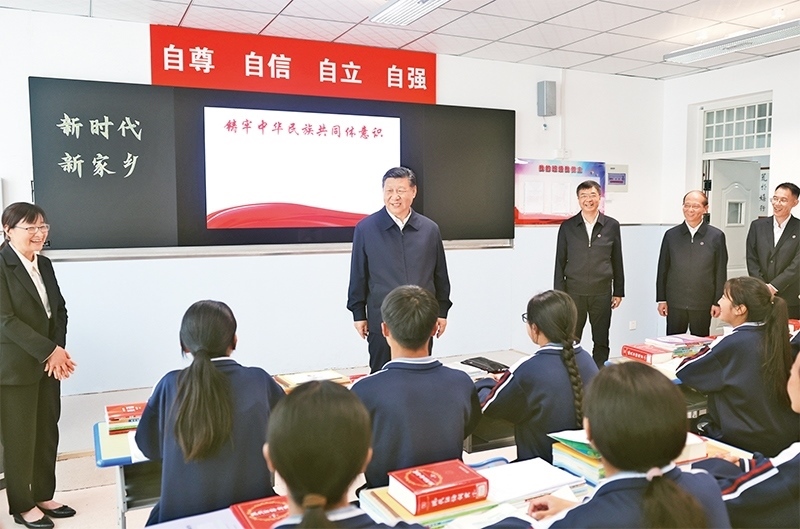 2024年6月18日至19日，中共中央總書記、國家主席、中央軍委主席習(xí)近平在青?？疾臁＿@是18日下午，習(xí)近平在果洛西寧民族中學(xué)高一（1）班觀摩“新時(shí)代、新家鄉(xiāng)”主題思政課。 新華社記者 鞠鵬/攝