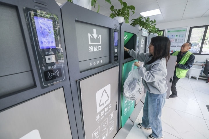 2024年4月10日，在浙江省湖州市吳興區(qū)飛英街道新華府小區(qū)內(nèi)，居民在垃圾分類智能系統(tǒng)的指導(dǎo)下進(jìn)行垃圾分類投放，居民的投放情況將實時匯總到智慧服務(wù)平臺，會有相應(yīng)的積分獎勵。新華社記者 徐昱 攝