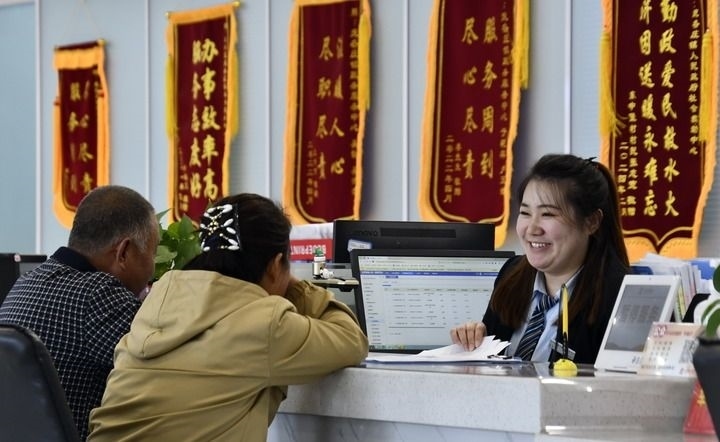 2024年3月25日，北京市大興區(qū)龐各莊鎮(zhèn)政務(wù)服務(wù)中心的工作人員耐心為群眾解答問題。大興區(qū)龐各莊鎮(zhèn)政務(wù)服務(wù)中心用“最多跑一次”的工作理念為企業(yè)和群眾提供了便利化、精準(zhǔn)化、個性化的衍生服務(wù)。新華社記者 李欣 攝