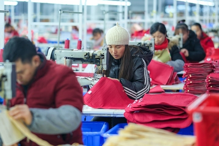 2024年1月18日，社區(qū)居民在紅安社區(qū)的鄉(xiāng)村振興就業(yè)車間工作。紅安社區(qū)是由易地搬遷安置區(qū)單獨成立的新社區(qū)，位于湖南省湘西土家族苗族自治州鳳凰縣禾庫鎮(zhèn)。新華社記者 張鋮 攝