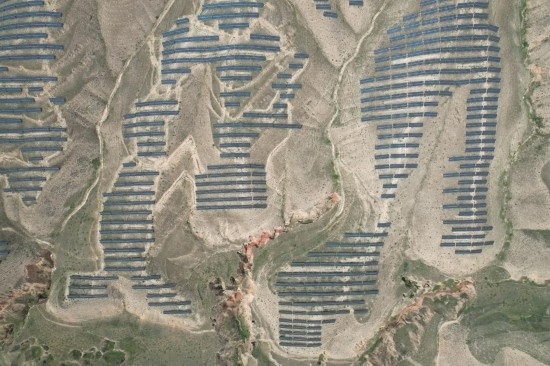 通渭縣10萬(wàn)千瓦集中式光伏發(fā)電項(xiàng)目。新華社記者 張睿 攝