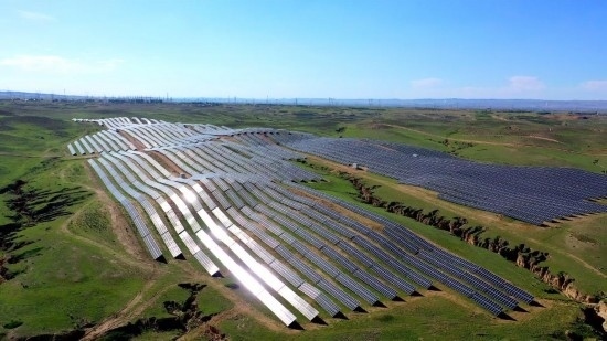 紅寺堡區(qū)發(fā)展光伏產(chǎn)業(yè)。新華社發(fā)（康國(guó)慶 攝）