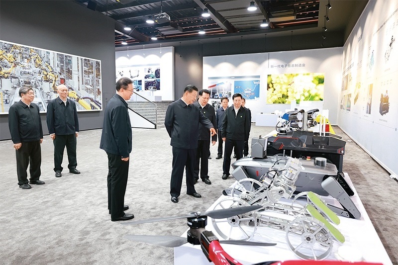 2024年4月22日至24日，中共中央總書記、國家主席、中央軍委主席習(xí)近平在重慶考察。這是22日下午，習(xí)近平參觀重慶科技創(chuàng)新和產(chǎn)業(yè)發(fā)展成果展示。 新華社記者 王曄/攝