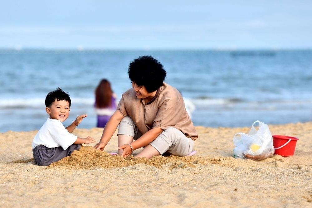 △山東日照陽(yáng)光海岸綠道沙灘一角。近年來(lái)，日照還海于民、還景于民，在保留松林、沙灘、礁石和濕地資源的基礎(chǔ)上，修復(fù)整治生態(tài)岸線，打造出一條長(zhǎng)約28公里的陽(yáng)光海岸綠道，吸引眾多市民游客度假休閑。