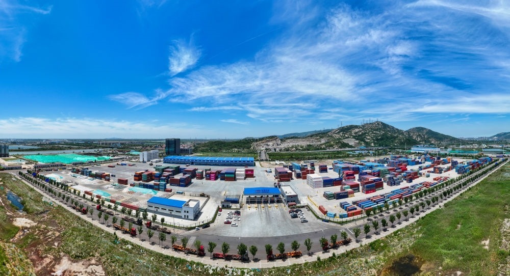 2024年6月26日拍攝的位于江蘇省連云港市連云區(qū)的上合組織（連云港）國際物流園內(nèi)的中國外運集裝箱場站（無人機照片）。上合組織（連云港）國際物流園是連云港建設(shè)“一帶一路”交匯點強支點和上合組織國家出?；氐闹匾脚_載體。新華社記者 季春鵬 攝
