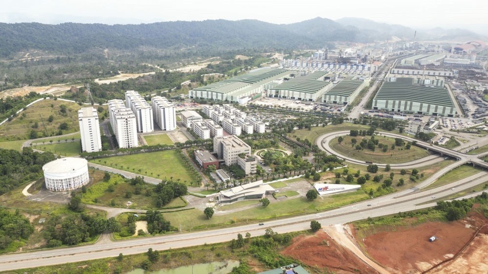 這是2024年6月13日在馬來西亞彭亨州拍攝的馬中關(guān)丹產(chǎn)業(yè)園（無人機照片）。新華社記者 程一恒 攝