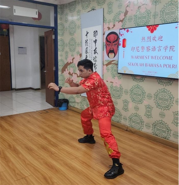 警察學(xué)員表演武術(shù)?；顒又鬓k方供圖