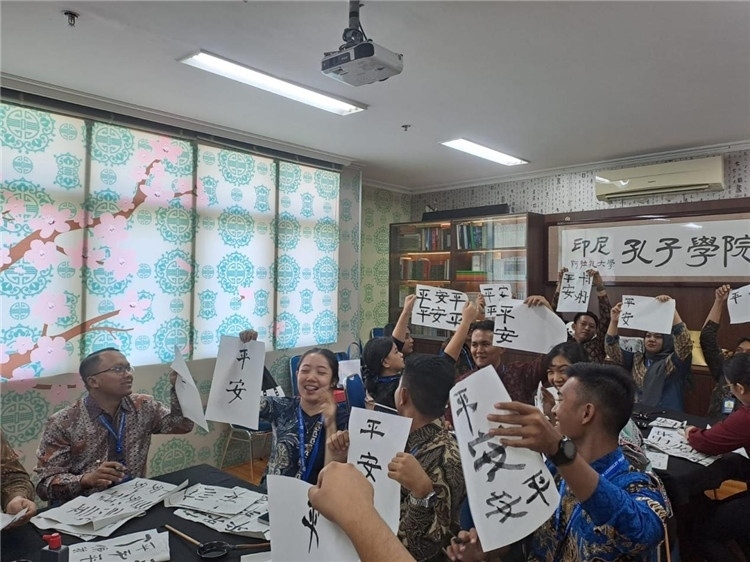 警察學(xué)員們展示書法學(xué)習(xí)成果?；顒又鬓k方供圖