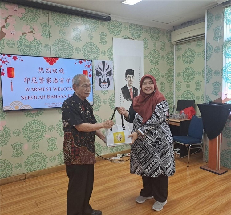 拉哈尤·蘇珊蒂與穆尼交換禮品?；顒又鬓k方供圖