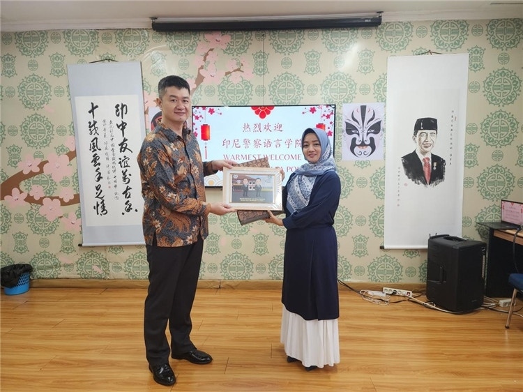 警察語言學(xué)院老師與王大昕交換禮品?；顒又鬓k方供圖