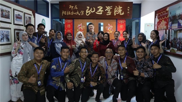 警察 學(xué)員們在孔院門口合影?；顒又鬓k方供圖