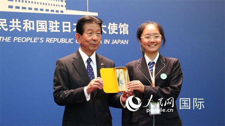 中國(guó)小大使向日本永旺1%俱樂(lè)部理事長(zhǎng)森美樹(shù)贈(zèng)送當(dāng)?shù)靥厣Y品。人民網(wǎng) 許可攝