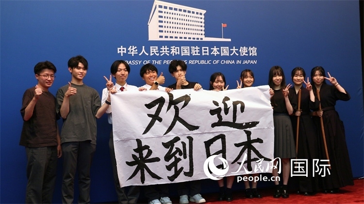 日本小大使現(xiàn)場(chǎng)書(shū)寫(xiě)“歡迎來(lái)到日本”。人民網(wǎng) 許可攝