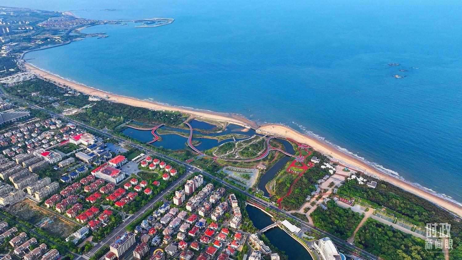 △日照市陽(yáng)光海岸綠道。近年來(lái)，日照市對(duì)沿海裸露場(chǎng)地及岸線破損處進(jìn)行生態(tài)修復(fù)，建成約28公里的陽(yáng)光海岸綠道，為市民和游客提供了運(yùn)動(dòng)休閑好去處。（總臺(tái)央視記者范凱拍攝）