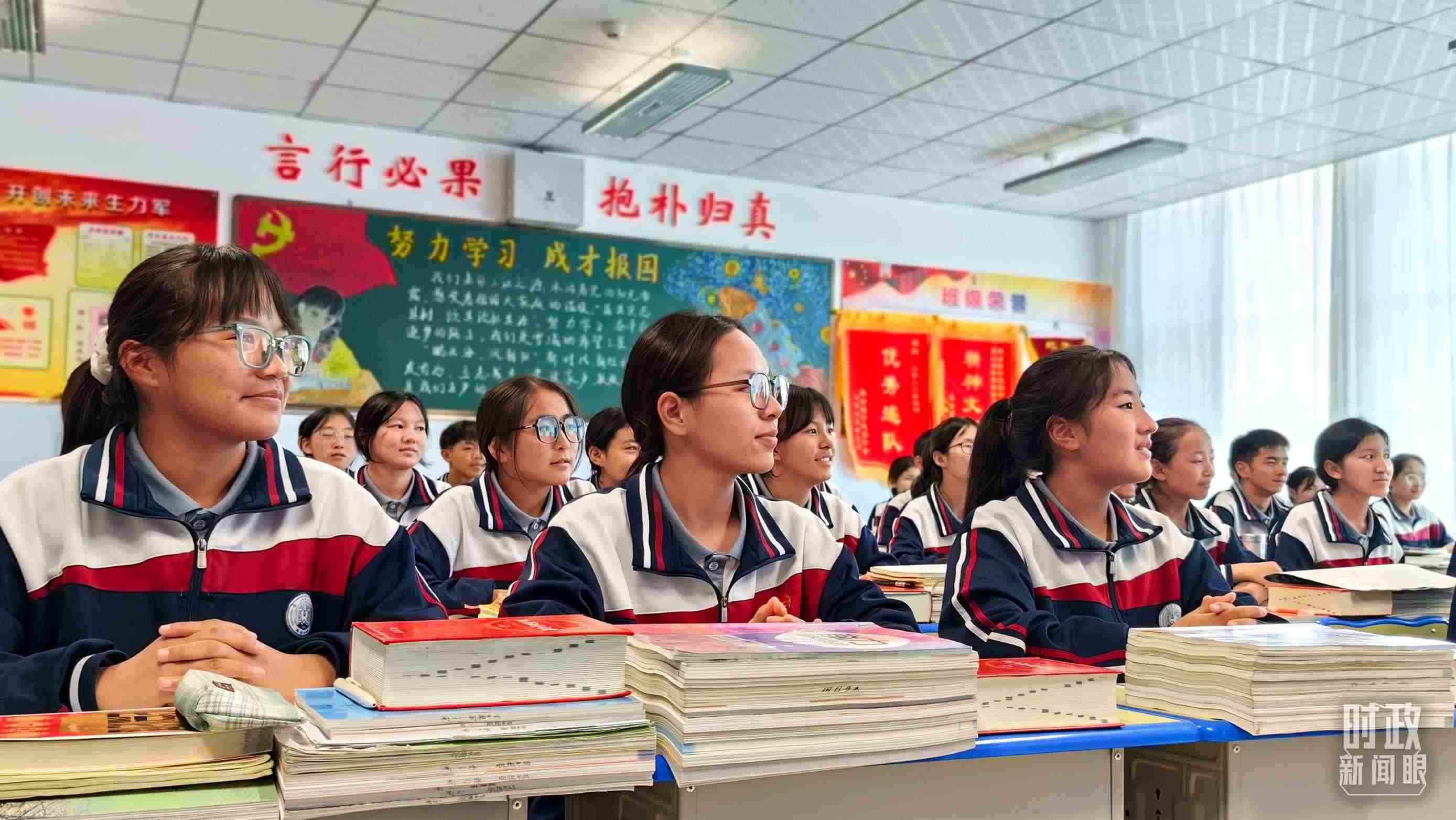 △果洛西寧民族中學(xué)高一（1）班的“新時(shí)代、新家鄉(xiāng)”主題思政課。（總臺(tái)央視記者段德文拍攝）