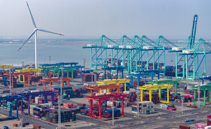 2024年7月3日，一艘集裝箱貨輪?？吭谔旖蚋邸爸腔哿闾肌贝a頭（無人機(jī)照片）。新華社記者 趙子碩 攝