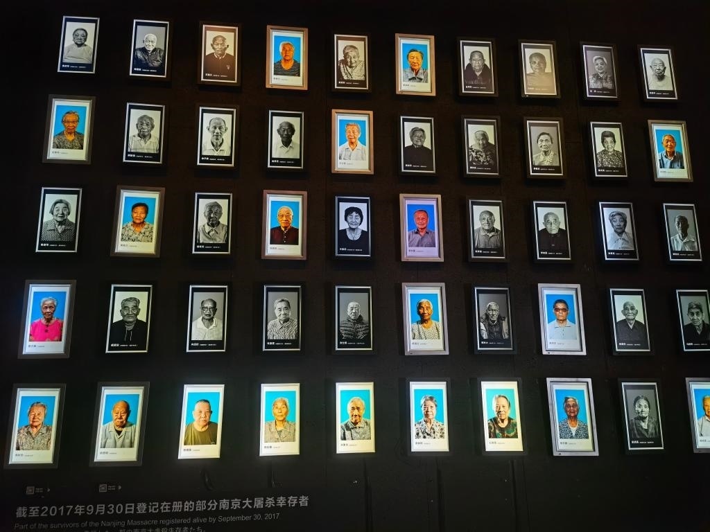 侵華日軍南京大屠殺遇難同胞紀(jì)念館內(nèi)的幸存者照片墻局部。新華社記者邱冰清 攝