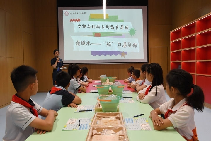 2024年5月18日，小學(xué)生在陜西歷史博物館秦漢館參加“文物與科技”系列教育課程。新華社記者 李一博 攝