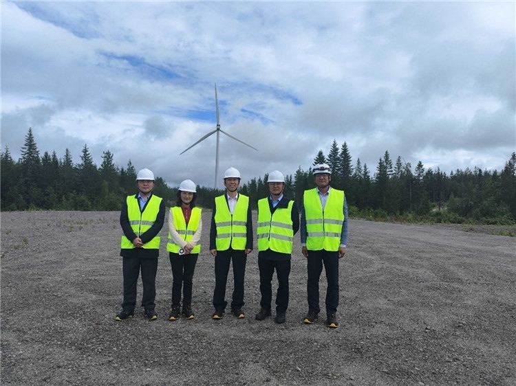 中國(guó)駐瑞典大使崔愛(ài)民（中）走訪中廣核歐能瑞典公司。中國(guó)駐瑞典大使館供圖