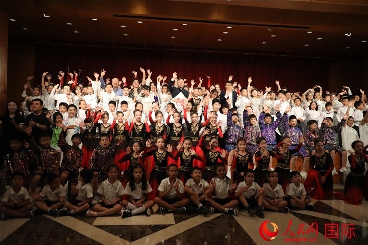 中美青少年藝術(shù)交流匯演活動結(jié)束后，嘉賓們與學(xué)生們合影。人民網(wǎng)記者 李志偉攝