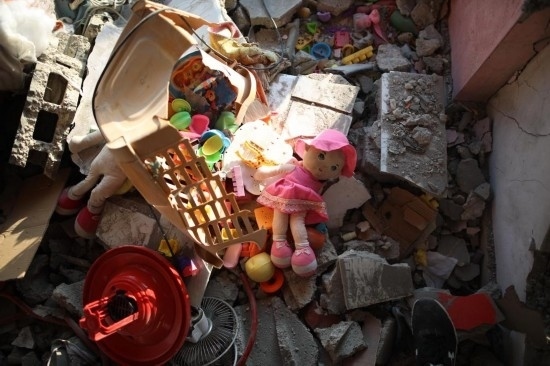 這是7月18日在加沙地帶中部努賽賴特難民營(yíng)拍攝的遭到以軍襲擊的建筑廢墟。新華社發(fā)（馬爾萬·達(dá)烏德攝）