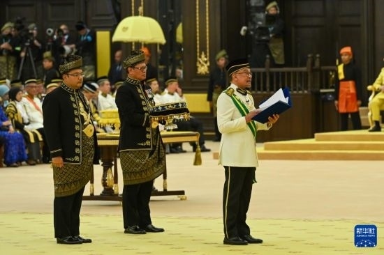  7月20日，馬來西亞總理安瓦爾（右）在吉隆坡出席最高元首登基儀式。新華社發(fā)（馬來西亞新聞局供圖）