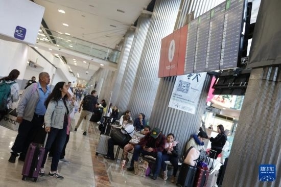 7月19日，在墨西哥首都墨西哥城的貝尼托·華雷斯國際機場，許多航班被延誤或取消，大量旅客在機場等待。新華社發(fā)（弗朗西斯科·卡涅多攝）