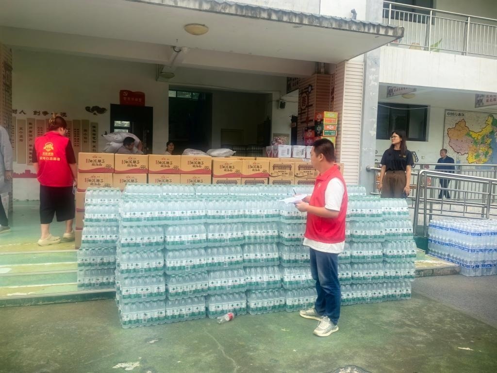 圖為愛心人士向鳳縣河口鎮(zhèn)中心小學捐贈的物資。新華社記者 劉彤 攝