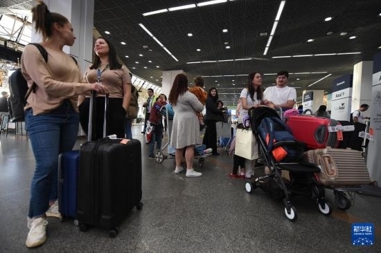7月19日，受影響航班的旅客在巴西首都巴西利亞機場等待。新華社發(fā)（盧西奧·塔沃拉 攝）