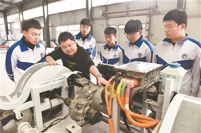 河北省威縣職業(yè)技術(shù)教育中心老師正在為學(xué)生講解電動汽車數(shù)字技術(shù)。新華社記者 朱旭東攝