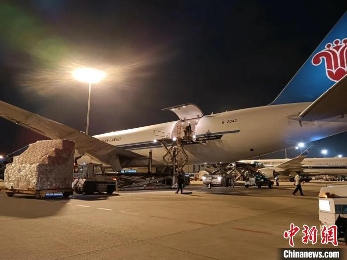 南航物流客機(jī)正裝運(yùn)前往巴黎的跨境電商貨物。南方航空 供圖