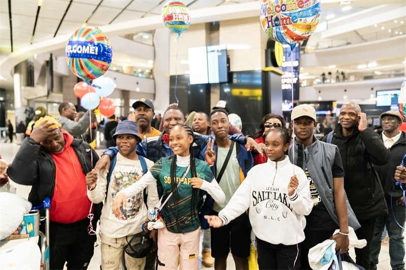 家長們熱情歡迎從中國歸來的學(xué)生。希拉茲·莫林?jǐn)z