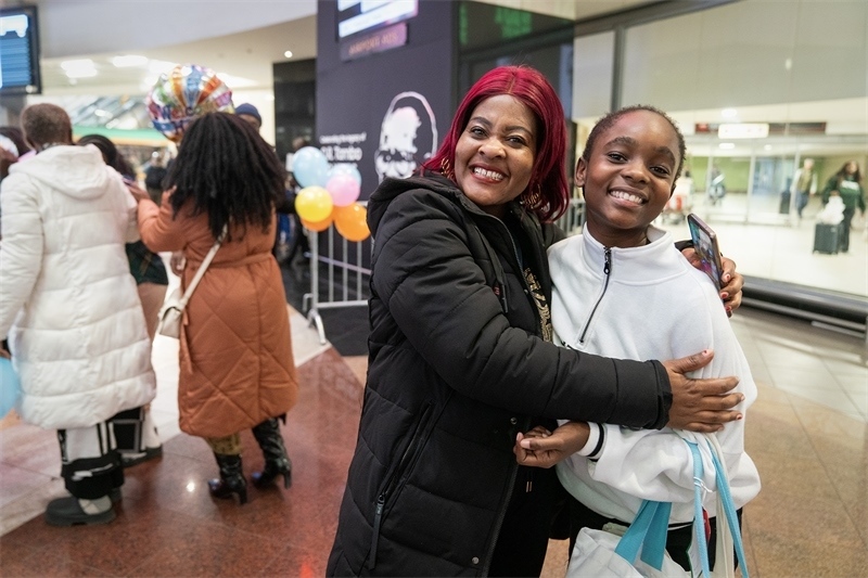 學(xué)生與家長相擁歡慶。希拉茲·莫林?jǐn)z