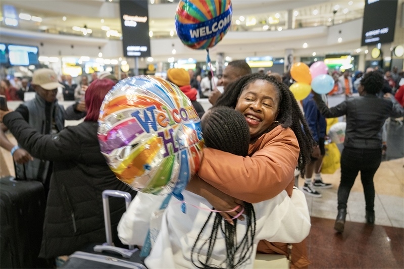 學(xué)生與家長相擁歡慶。希拉茲·莫林?jǐn)z