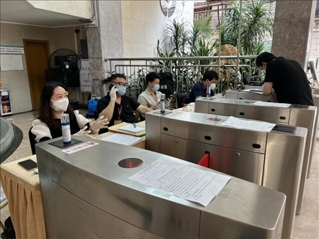 廣州市越秀區(qū)教育局現(xiàn)場審核返區(qū)生辦理材料，采用“提前網(wǎng)上預(yù)約、現(xiàn)場分批辦理”的方式進(jìn)行。廣州市越秀區(qū)教育局供圖