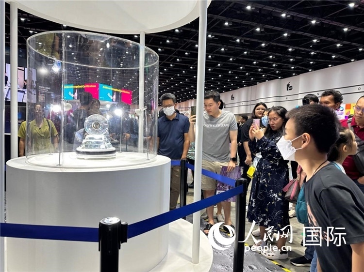 觀眾參觀中國(guó)“嫦娥五號(hào)”探測(cè)器從月球帶回的珍貴樣品。人民網(wǎng)記者簡(jiǎn)承淵攝